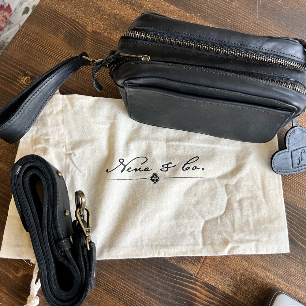 Nena & Co Essentials crossbody/wristlet